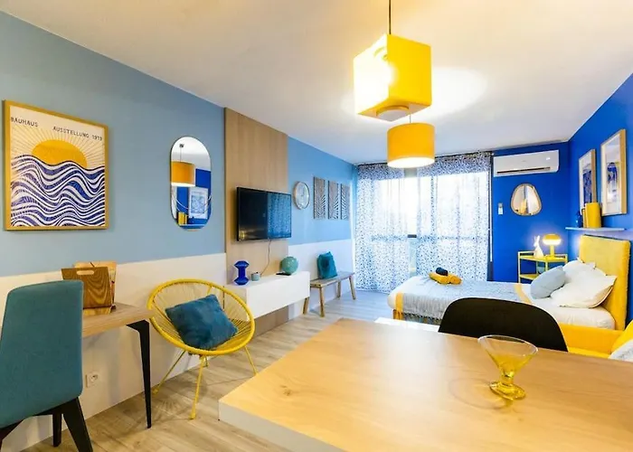 Neon Oasis - Parking - Terrasse - Wifi - Apartmán